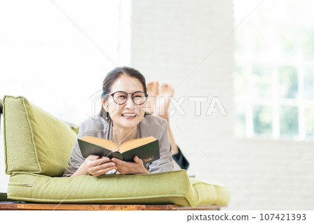 閱讀生活方式形象的高級女性 107421393