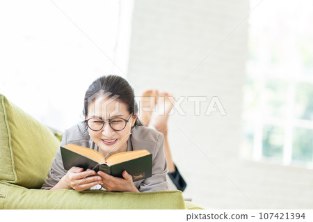 閱讀生活方式形象的高級女性 107421394