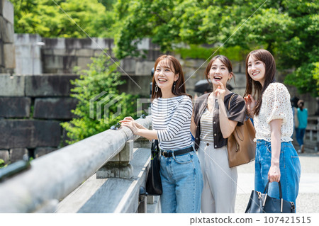 Women who enjoy sightseeing, women's trip 107421515