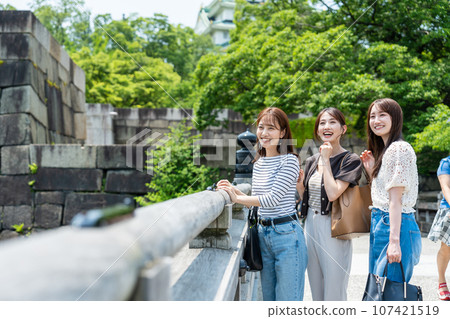 喜歡觀光、女性旅行的女性 107421519