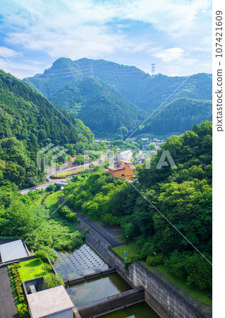 從山頂眺望秩父市上吉田市的白鶴水壩下的風景 107421609