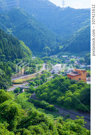 從山頂眺望秩父市上吉田市的白鶴水壩下的風景 從山頂眺望秩父市上吉田市的白鶴水壩下的風景 107421612