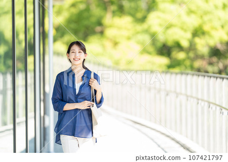 Business woman young woman business 107421797