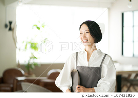 咖啡館服務員照片 107421920