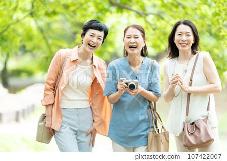 喜歡旅行的中年婦女 107422007