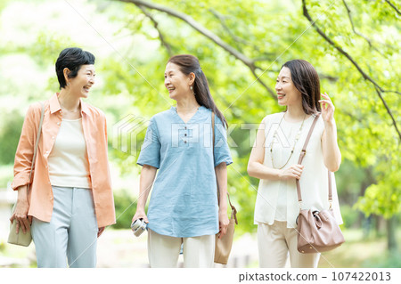 Middle women who enjoy traveling Middle women who enjoy traveling 107422013