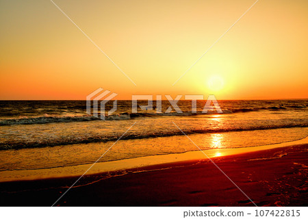 片瀨江之島西濱和餛飩海灘的夜景 107422815