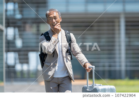 有提包的老人 有提包的老人 107422904