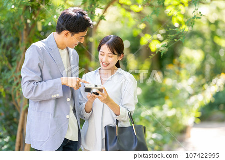 Couple taking pictures while traveling 107422995