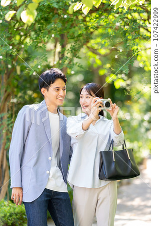 帶相機的微笑的年輕夫婦 107422999