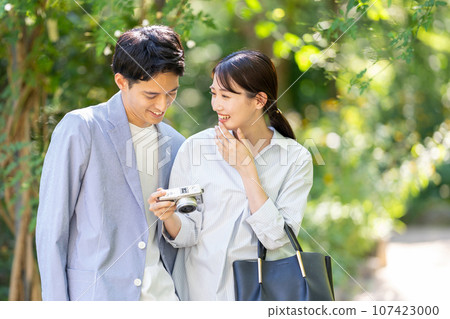 帶相機的微笑的年輕夫婦 107423000