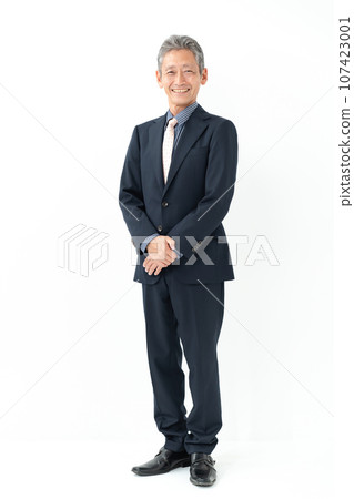 穿著衣服的老人 107423001