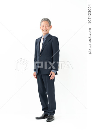 穿著衣服的老人 107423004