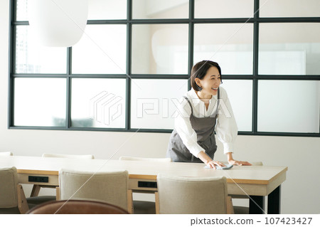 咖啡館工人清潔 咖啡館工人清潔 107423427