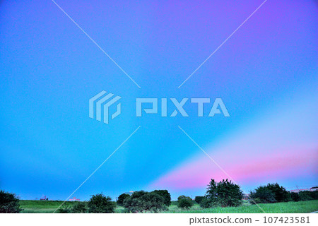 夏日傍晚出現的反黃昏光線 107423581