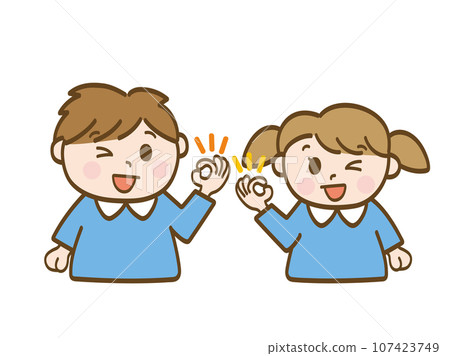 男孩和女孩做出“OK”手勢並眨眼_幼兒園兒童的兄弟姐妹 107423749