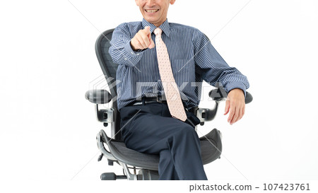 老人坐在椅子上指著 老人坐在椅子上指著 107423761