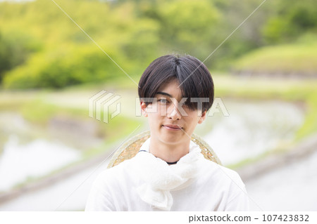 年輕男子肖像 107423832