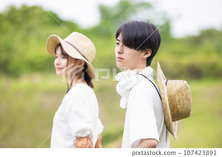 young man and woman portrait 107423891