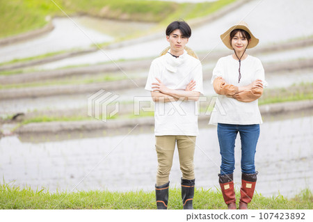 年輕男人和女人的肖像 107423892
