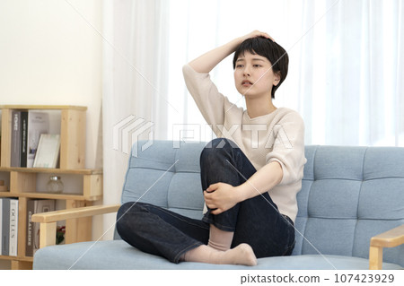身體狀況不佳的年輕女子 107423929