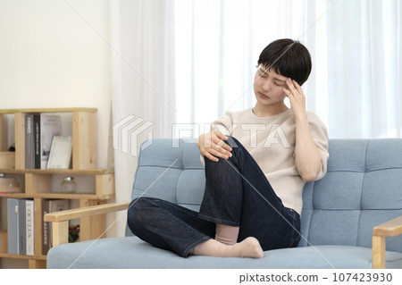 身體狀況不佳的年輕女子 107423930