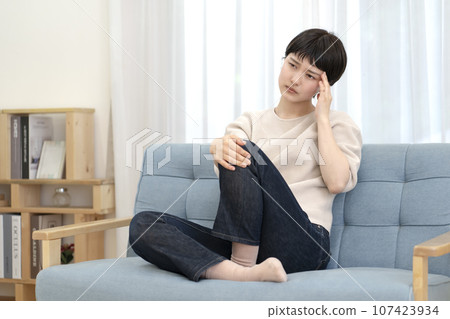 A young woman with poor physical condition 107423934
