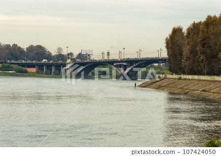 A bridge over the Angara River in Irkutsk, Russia. City landscape. Autumn. 107424050