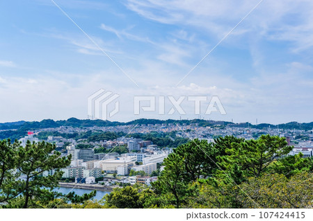 從神奈川縣橫濱市野島公園展望台看到的八景島 從神奈川縣橫濱市野島公園展望台看到的八景島 107424415