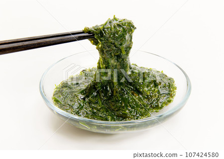 用筷子挑出的生魚片 107424580