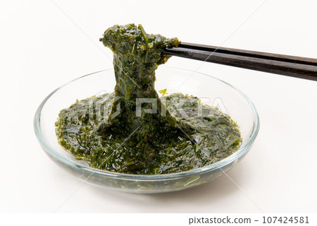 用筷子挑出的生魚片 用筷子挑出的生魚片 107424581