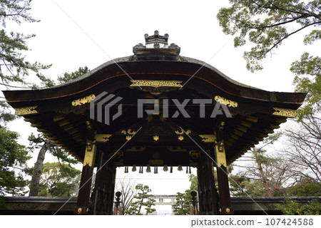 Toyokuni Shrine Karamon 107424588