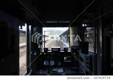 Hakodate Main Line JR Otaru Station No. 4 Ishihara Yujiro Platform For Kutchan Before departure H100 type-2 driver's cabin Hakodate Main Line JR Otaru Station No. 4 Ishihara Yujiro Platform For Kutchan Before departure H100 type-2 driver's cabin 107424719