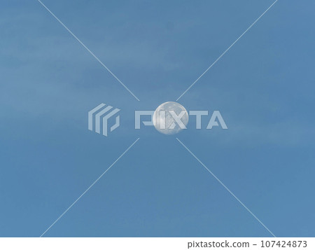 [High resolution] The moon visible in the morning sky 107424873