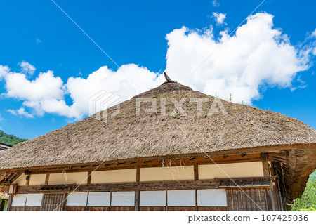 藍天和茅草屋頂的古老民宅(鄉村形象) 藍天和茅草屋頂的古老民宅(鄉村形象) 107425036