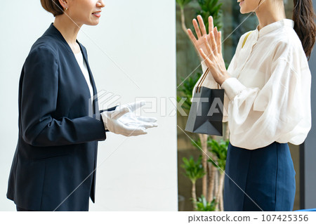 女人購物客服 107425356