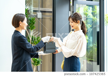 Woman shopping customer service 107425365