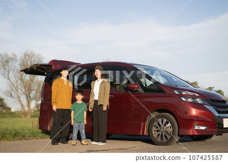 一家人開車、全家旅行、郊遊的情景 107425587