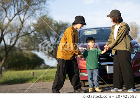 一家人開車、全家旅行、郊遊的情景 107425588