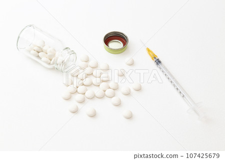 藥物和注射器白色背景 藥物和注射器白色背景 107425679