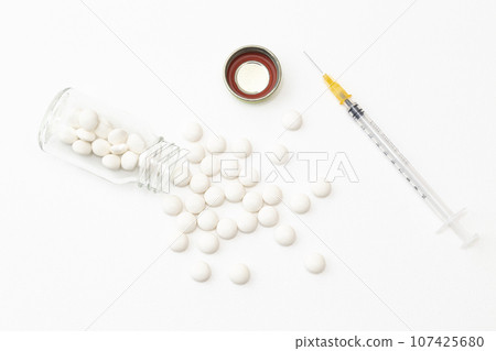 藥物和注射器白色背景 107425680