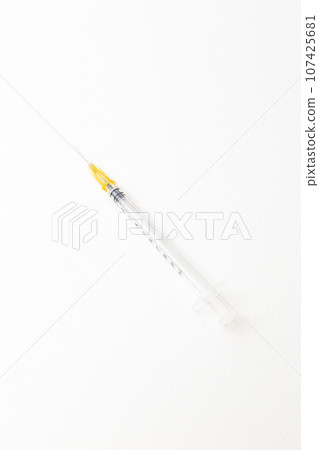 注射器白色背景 注射器白色背景 107425681