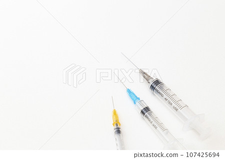 注射器白色背景 107425694