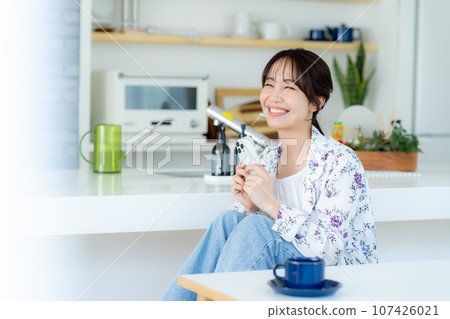 A young woman operating a smartphone 107426021