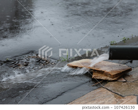 大雨襲來,雨天溝 大雨襲來,雨天溝 107426130