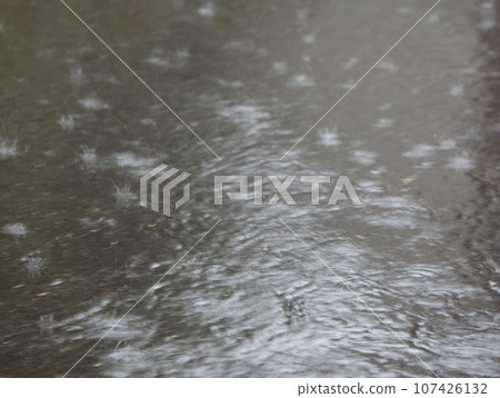 大雨襲擊道路 大雨襲擊道路 107426132