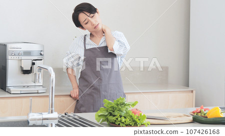 身體不適的家庭主婦廚房 107426168