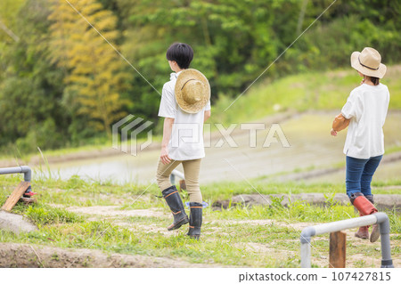 男人和女人在大自然中行走 107427815