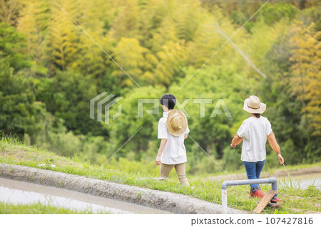 男人和女人在大自然中行走 107427816