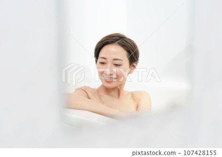 Woman relaxing in the bath, bath time 107428155